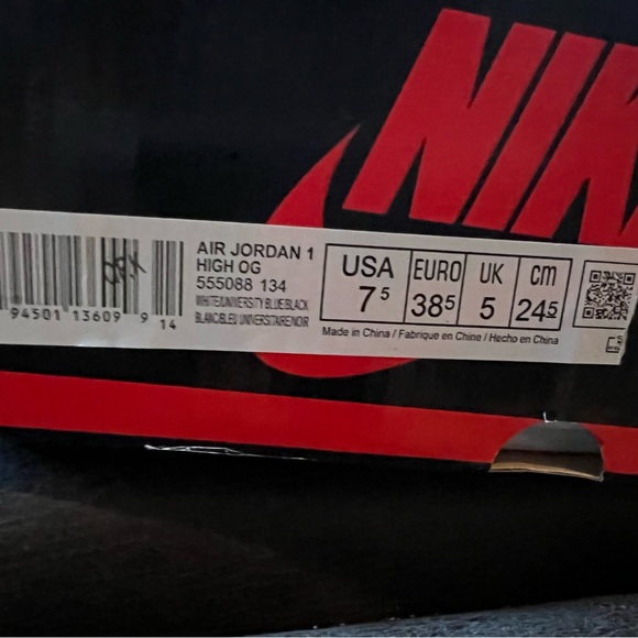 Jordan 1 Retro High OG
University Blue
Men’s 6
Women’s 7.5 - Picture 6 of 6